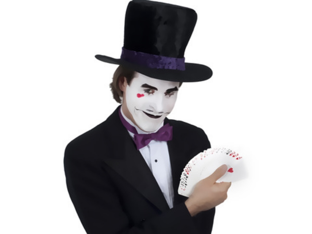 Amuseur maquillé avec un jeu de cartes en main, animation de magie visuelle pour tous publics