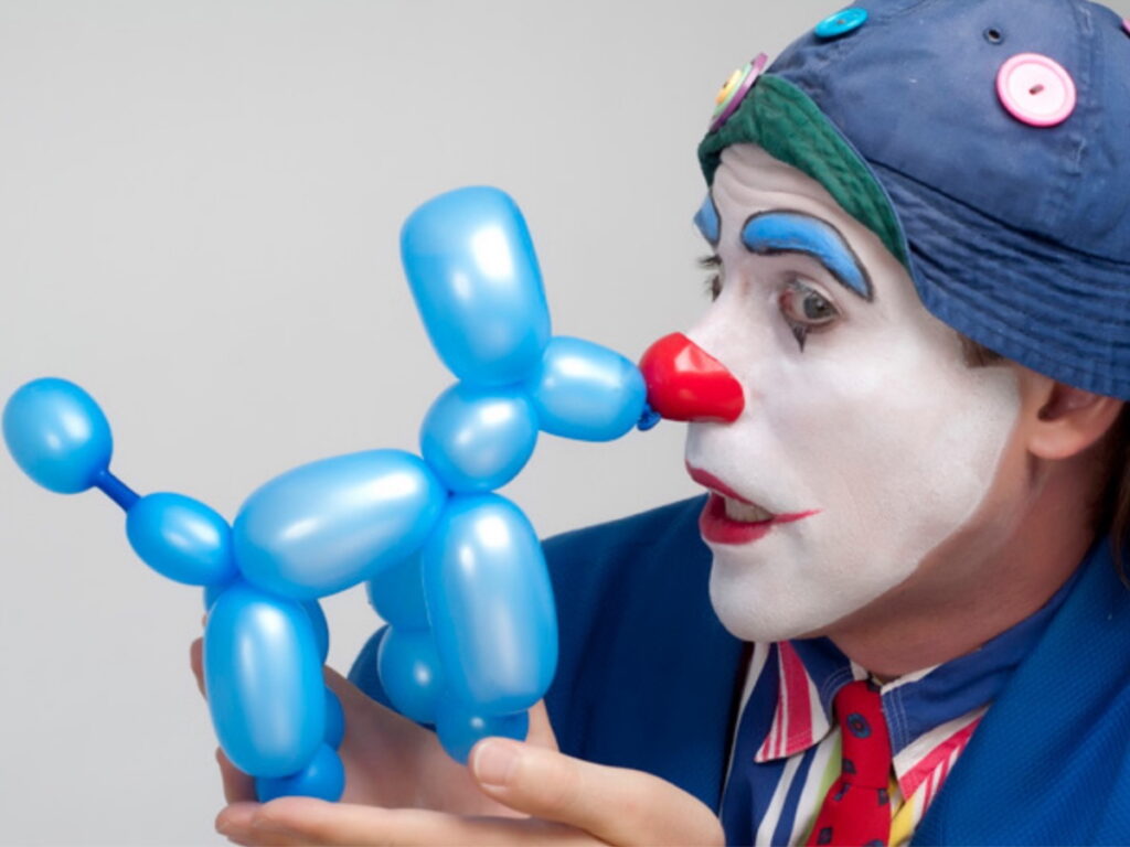 Clown avec un ballon bleu en forme de chien