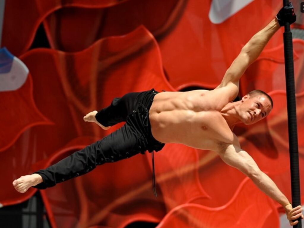 Artiste de pôle horizontale torse nue