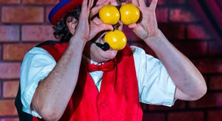 Bernard avec trois balles de jonglerie