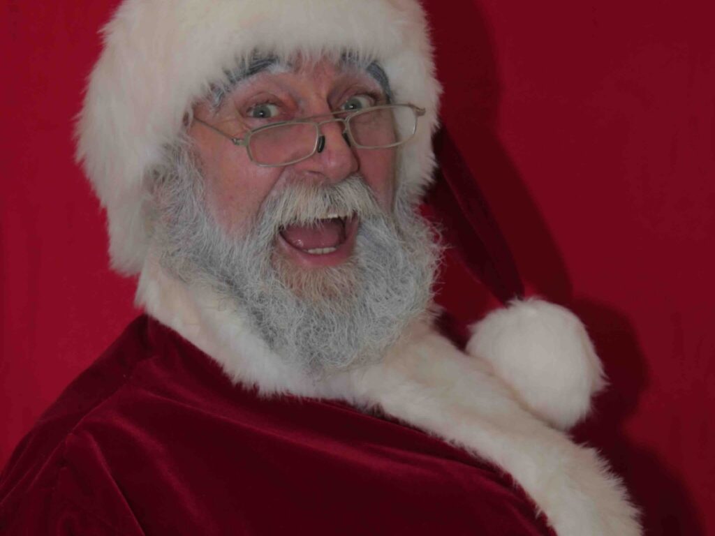 Homme déguisé en Père Noël