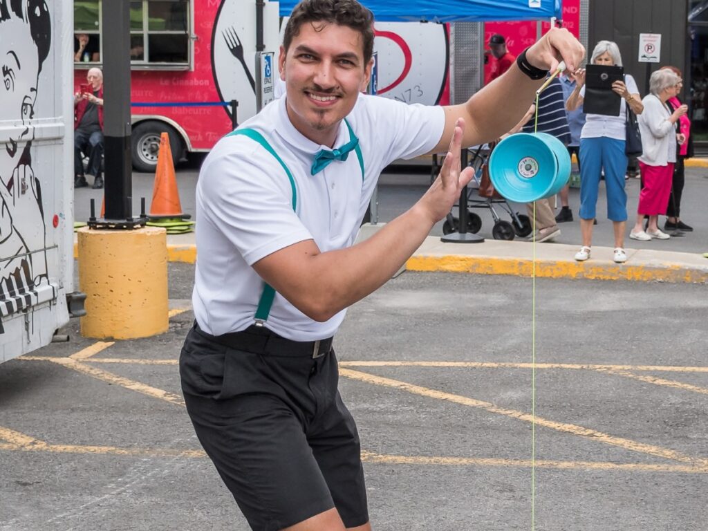 Homme regardant la caméra jouant avec un diabolo