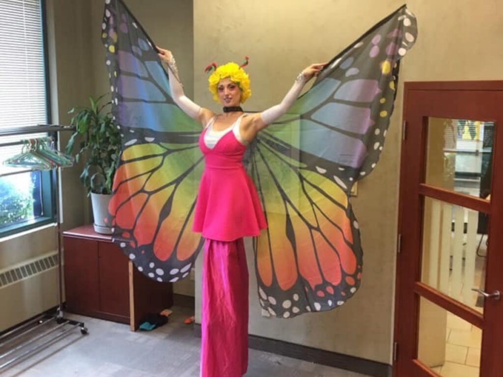 artiste portant un costume de papillon