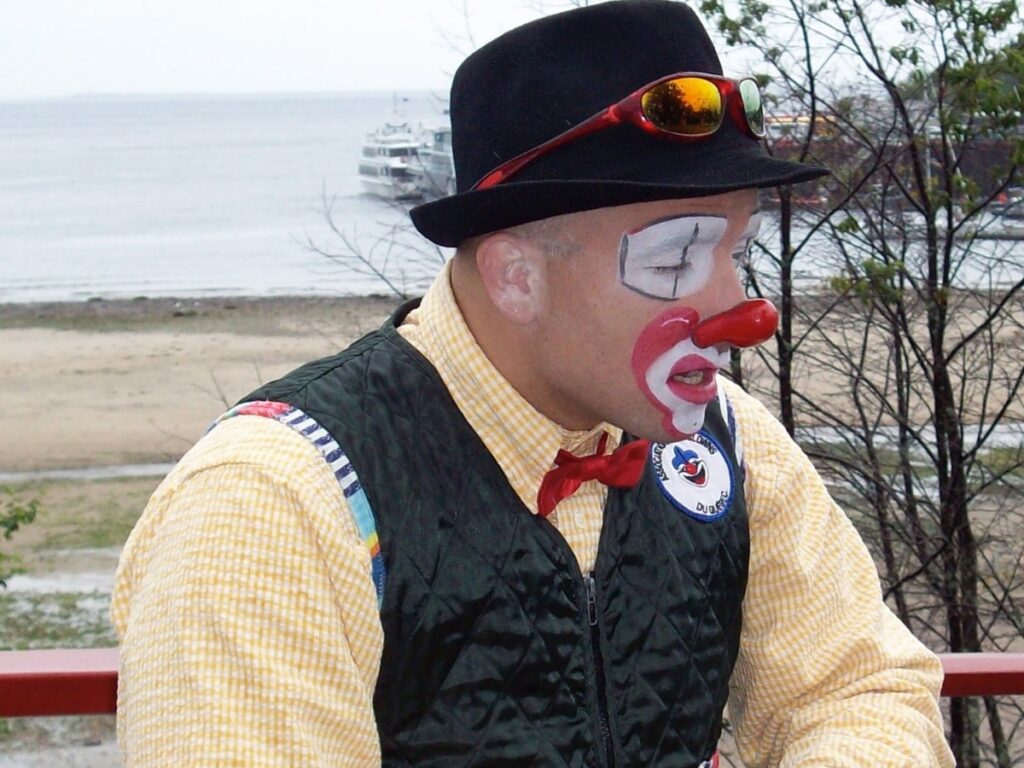 Clown triste assis sur un banc