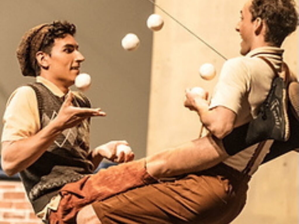 deux jongleur s'échangent des balles