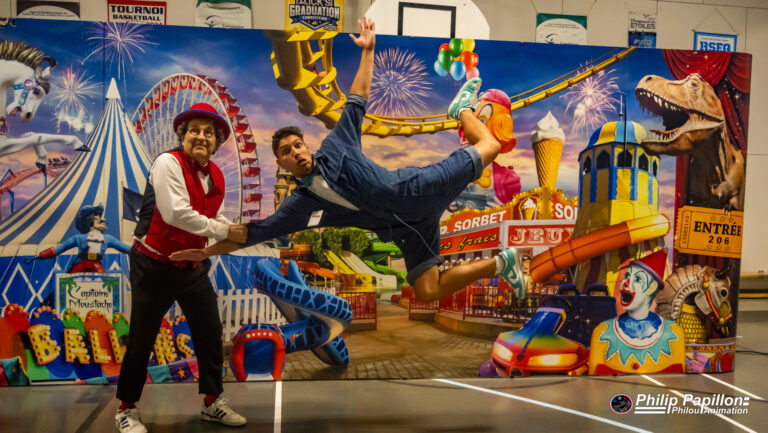 L'apprenti et son mentor devant une murale de cirque