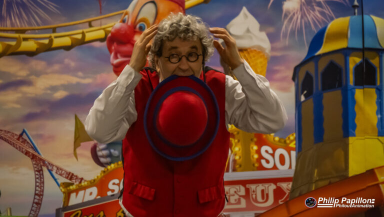 Bernard le mentor avec son chapeau dans la bouche, air déconcerté