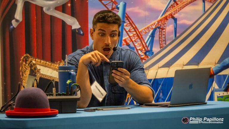 L'apprenti étonné manipulant un téléphone