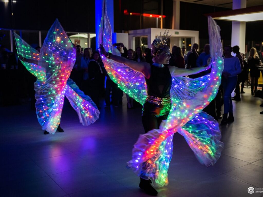 Artistes déguisés en fées lumineuses dansantes