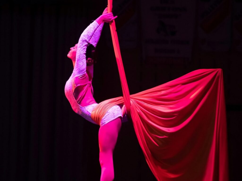 Artiste de cirque avec des rubans et rideau de tissus