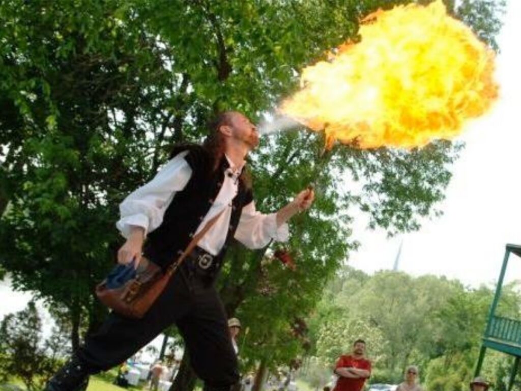 Cracheur de feu avec une torche