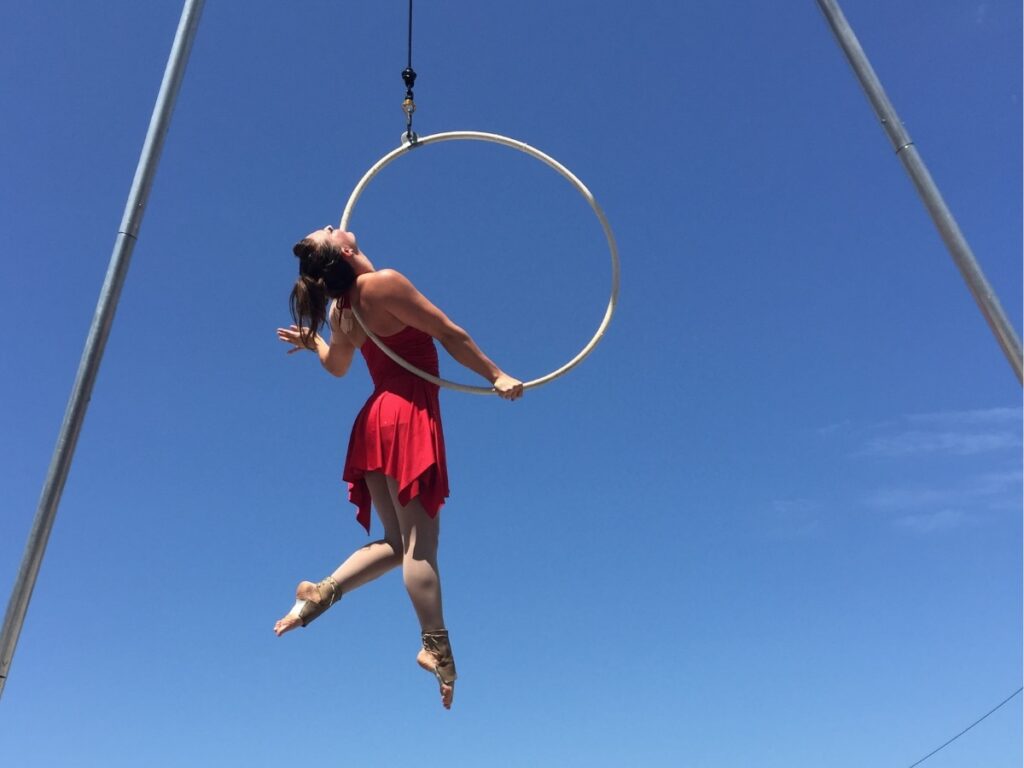 Artiste de cirque dans un cerceau aérien extérieur