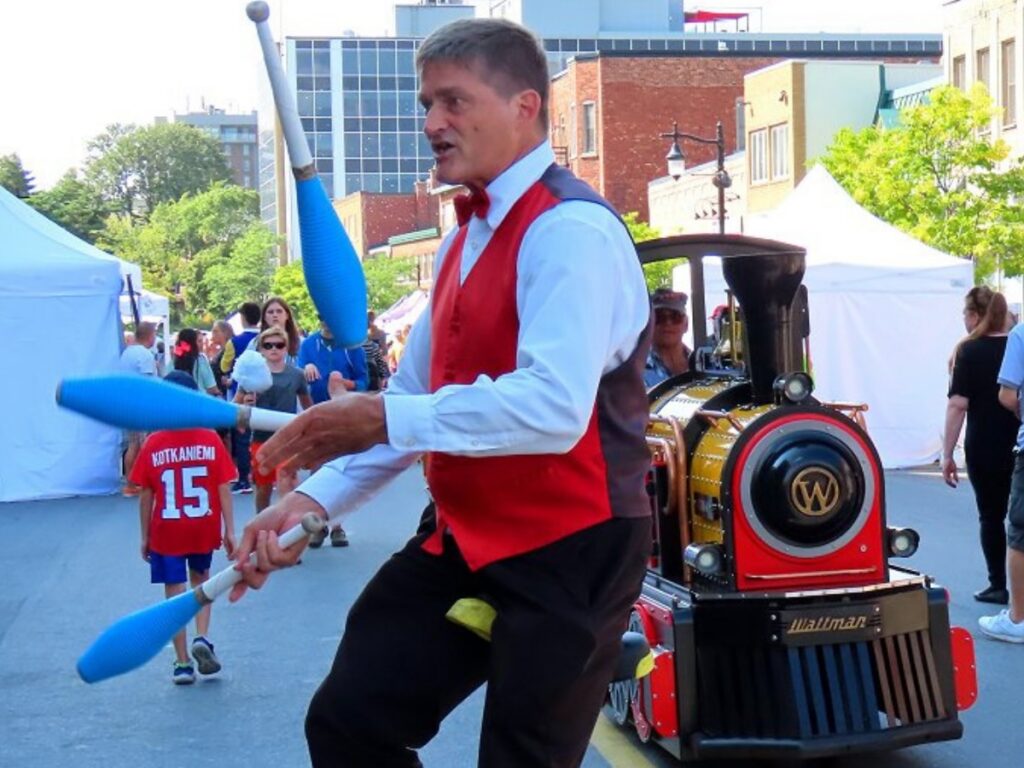 Homme jonglant avec trois quilles