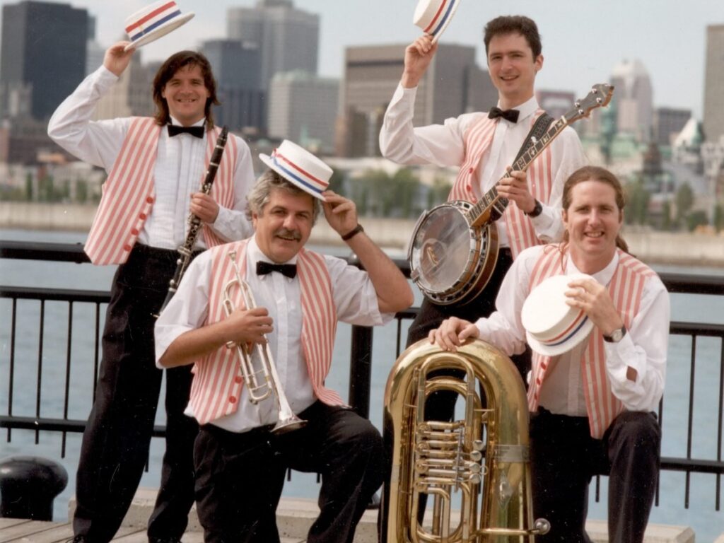 quates musiciens extérieur levant leur chapeau, tenant leur instruments