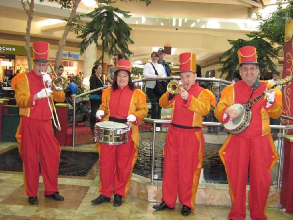 Musiciens portant le même habit jouant de la musique à l'intérieur