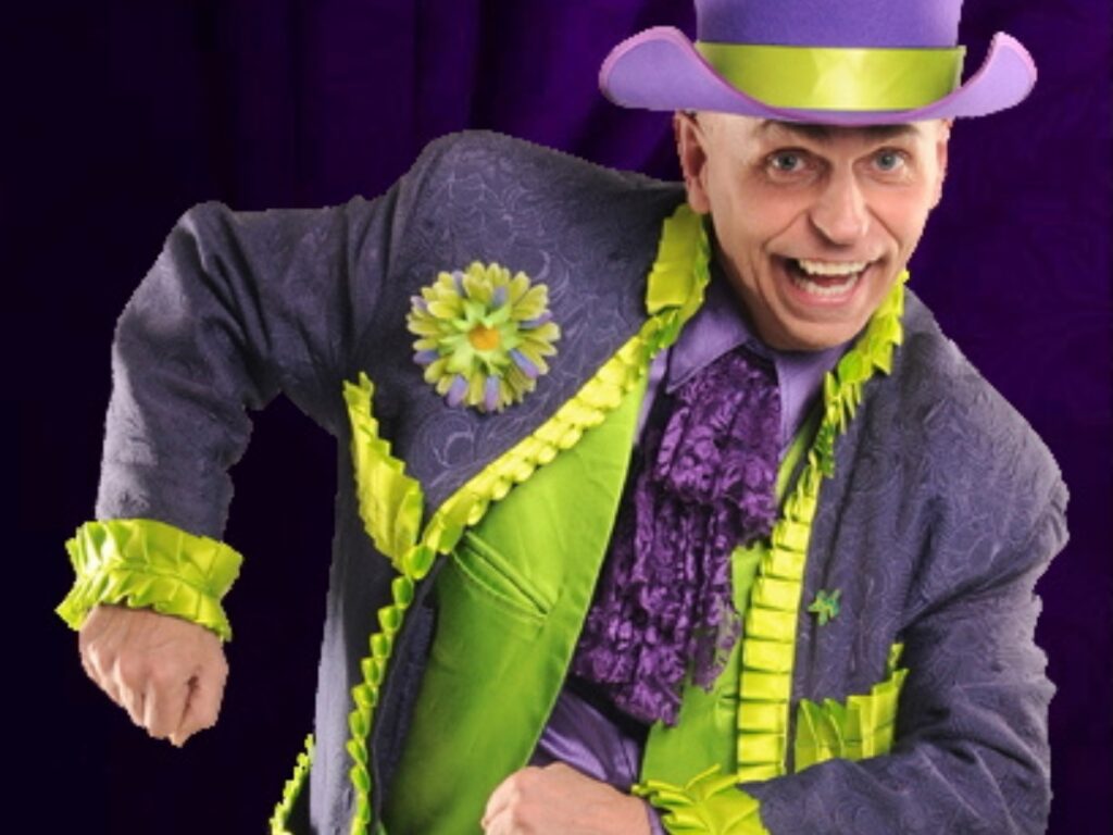 Magicien vêtu d'un habit mauve et vert