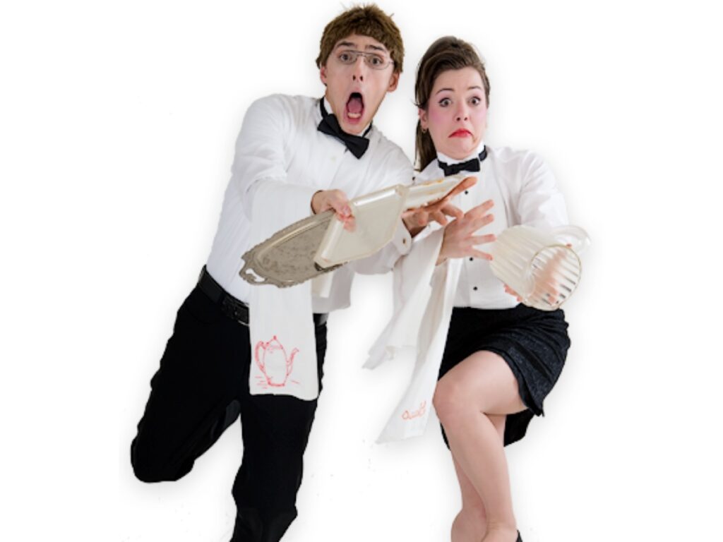 Deux serveurs renversant des verres et plateaux