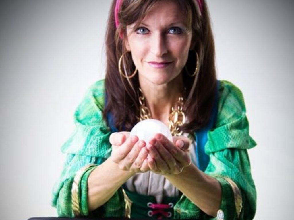 Femme tenant une boule de crystal pour lire l'avenir