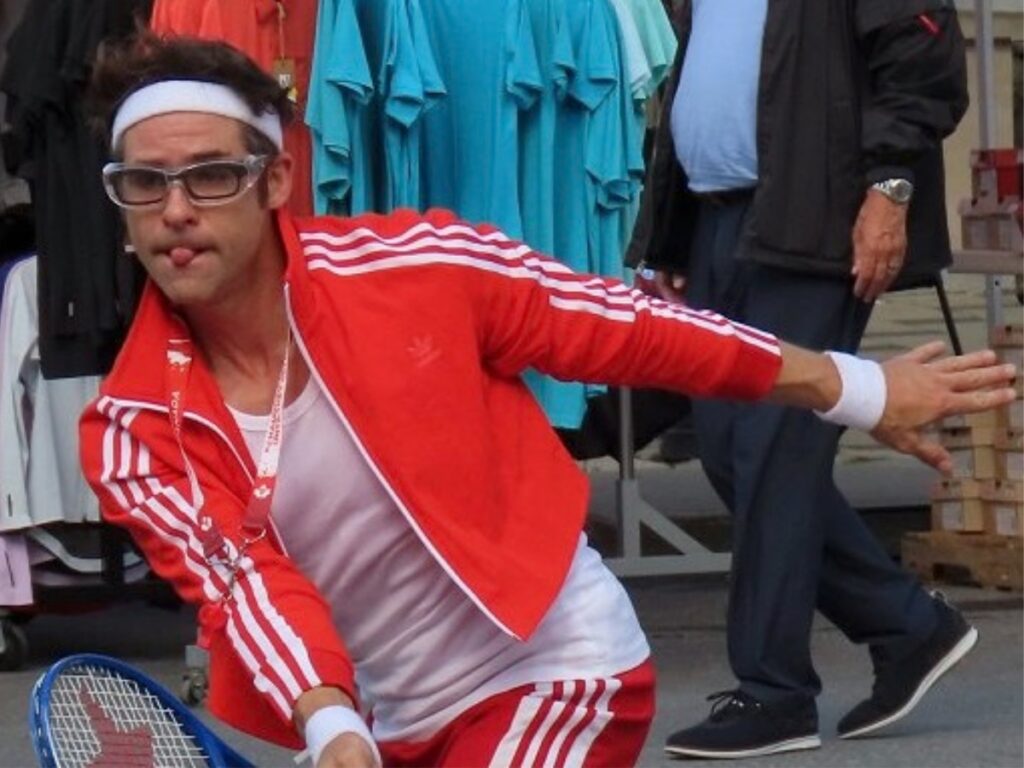 Homme habillé en joueur de tennis