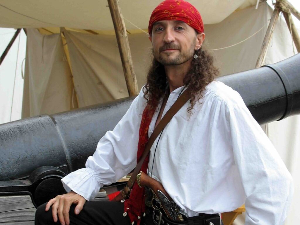 Homme déguisé en pirate sur un bateau