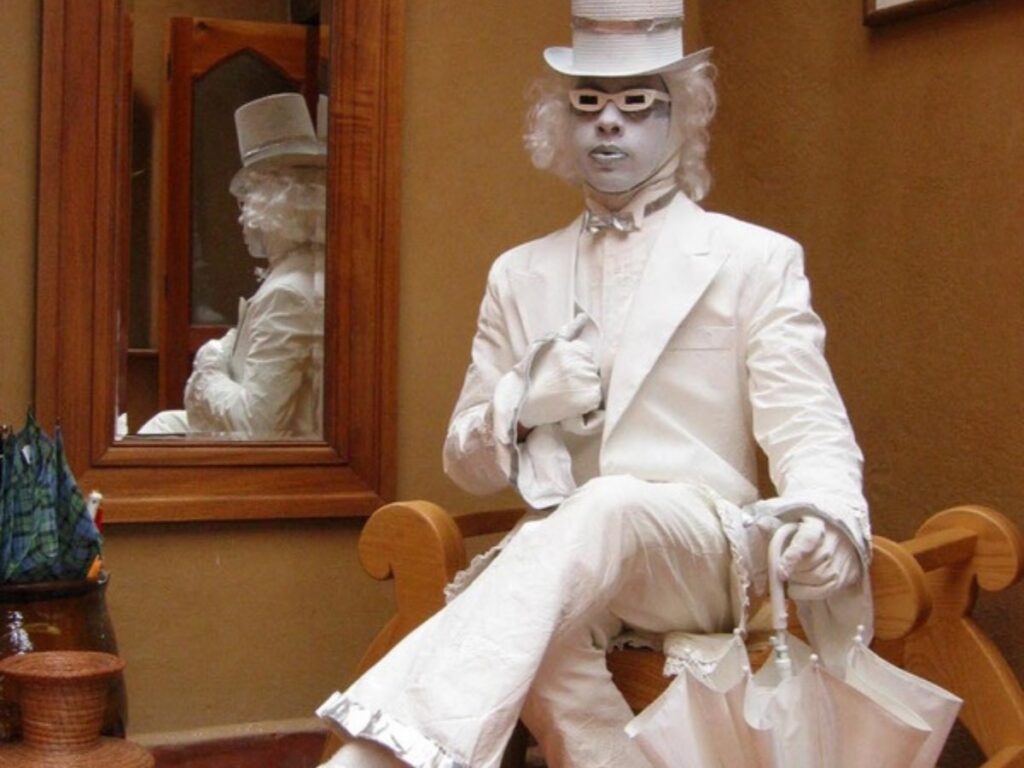 Homme déguisé en statue de marbre