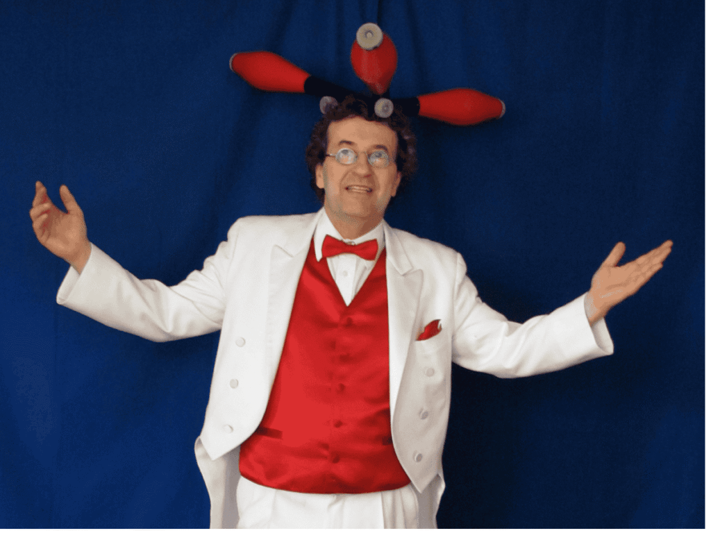 Bernard tenant trois quilles en équilibre sur sa tête