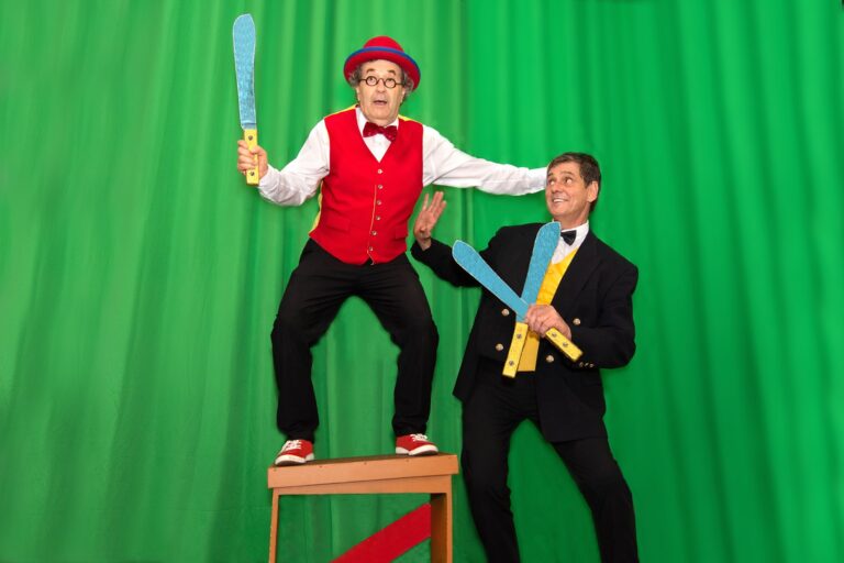 Mario et Bernard sur fond vert, Bernard sur un tabouert tenant une hachette en plastique