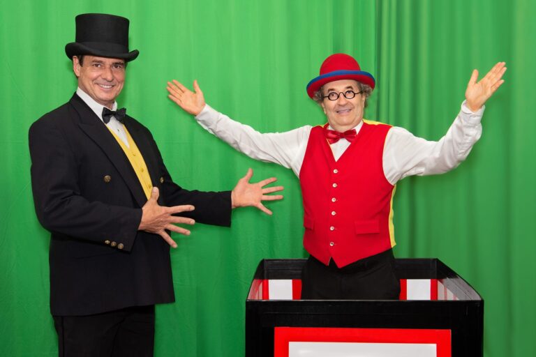 Mario et Bernard sur un fond vert, Bernard sortant d'une boite