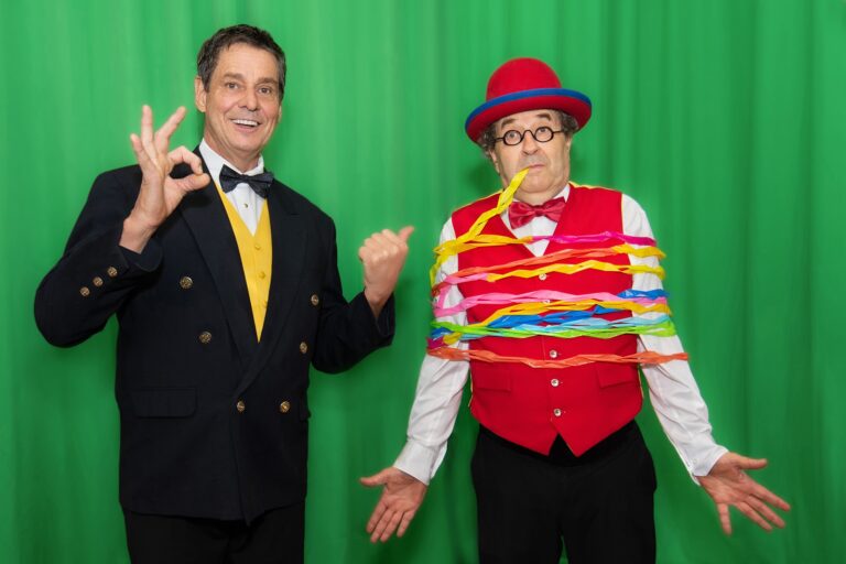 Mario et Bernard sur un fond vert faisait des singeries