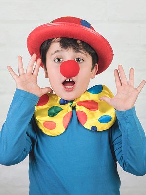 Enfant surpris déguisé en clown