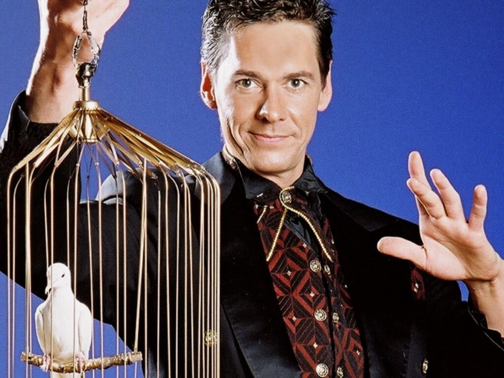 Homme tenant une cage avec une colombe