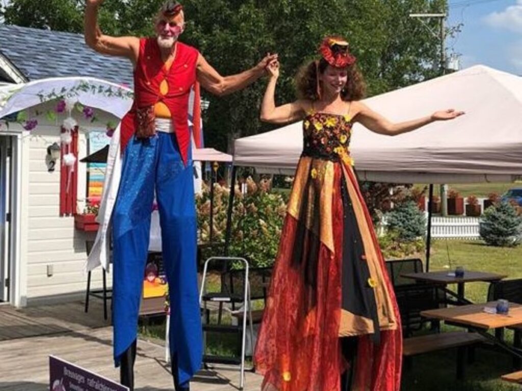 Deux échassiers déguisés se tenant la main