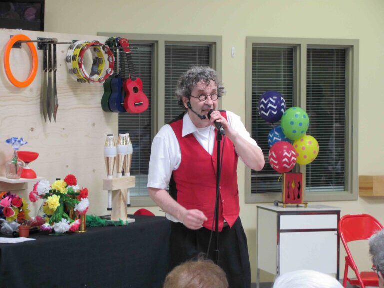 Bernard Lebel devant un micro à un spectacle