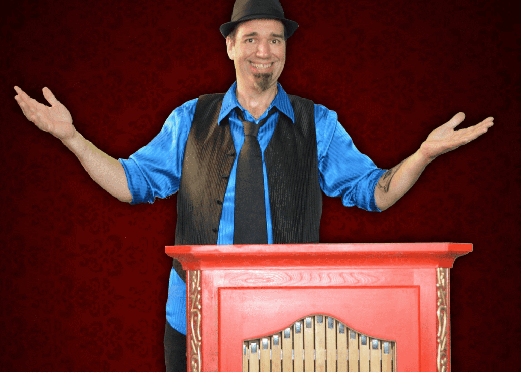 Homme portant un habit souriant à la caméra avec un orge de barbarie