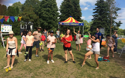 Enfants et adolscents dans un parc jouant avec des objets de cirques