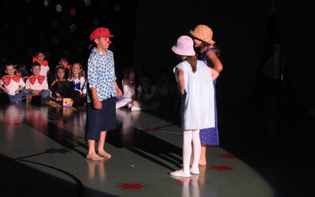 Enfants déguisés sur une scène de jonglerie magie clown
