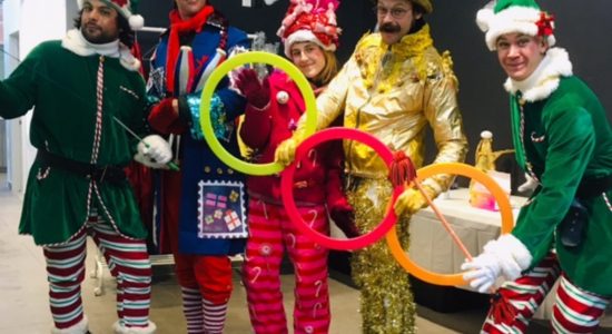Troupe circassien de lutins du père noël jonglant avec des anneaux