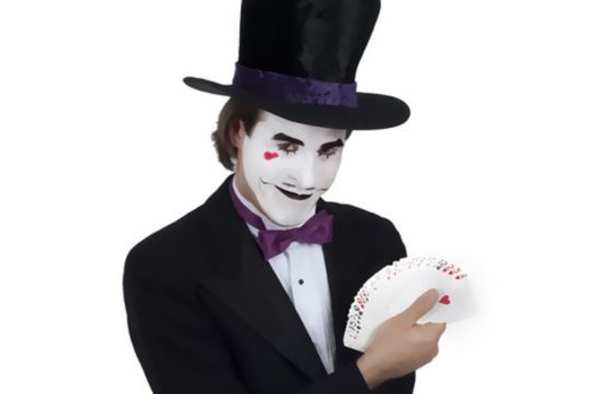 Amuseur maquillé avec un jeu de cartes en main, animation de magie visuelle pour tous publics